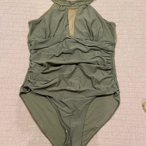 I2CRAZY Plus Size One-Piece Swimsuit – 2XL – Army Green - Picture 3 of 8